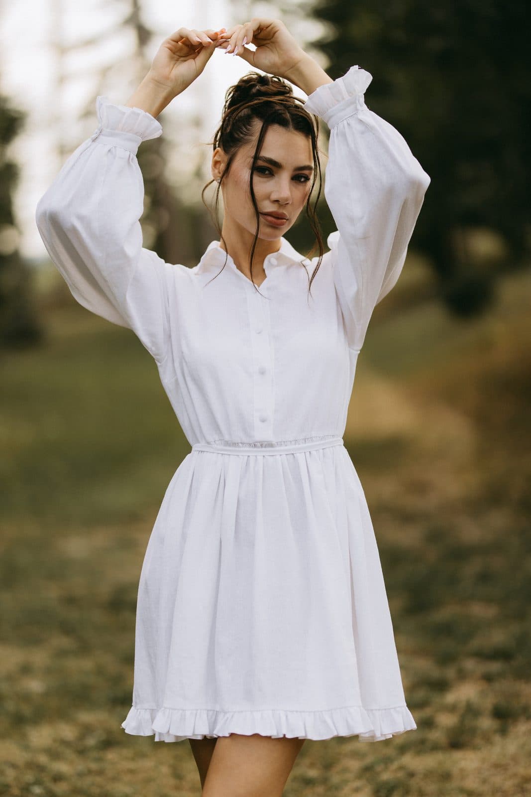 Rochie albă cu mâneci bufante, în grădină
